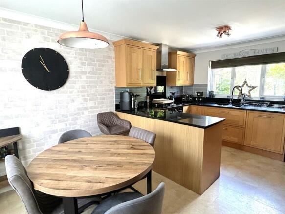 KITCHEN/DINING