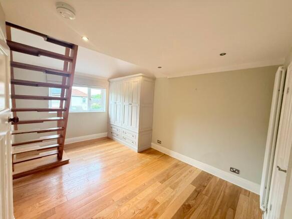 4 bed Semi-Detached to rent Image 8