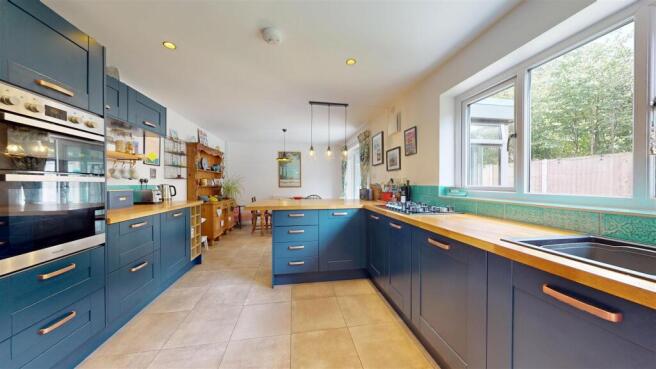 KITCHEN/DINING ROOM