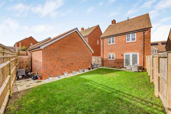 7 Alder Grove, Horndean-Small-PorticoMarketing-Sol