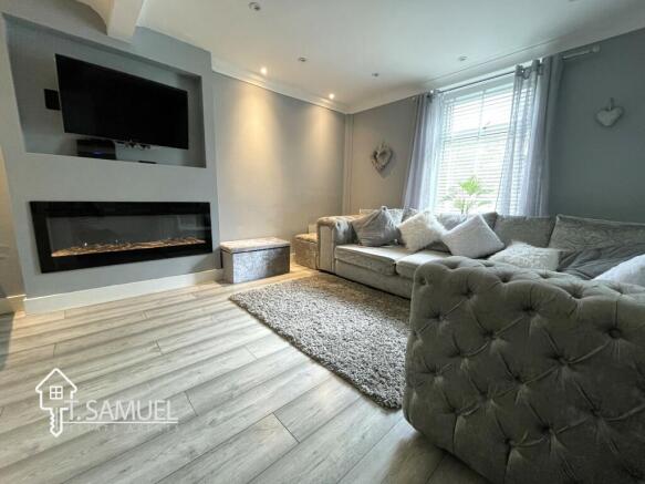 Living roomB.JPG