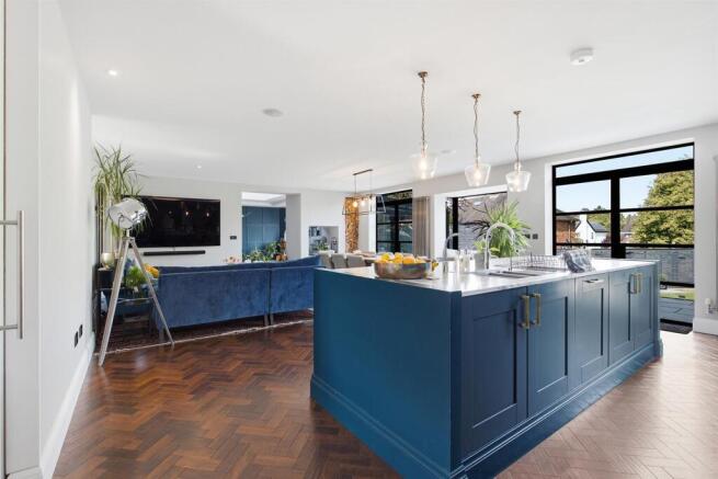 5 bed Detached for sale Image 7