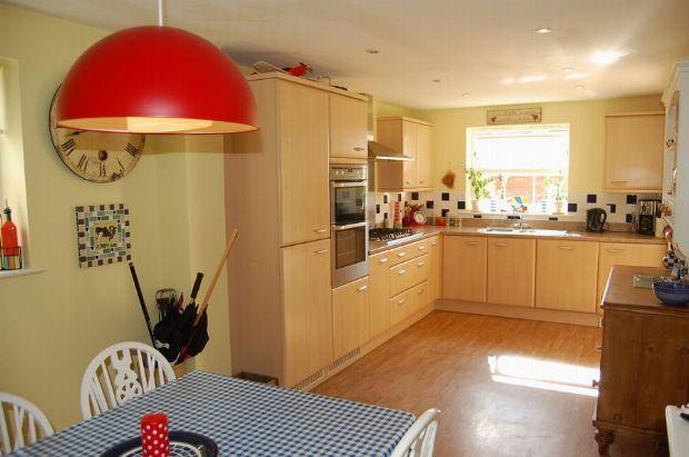 KITCHEN/DINING ROOM