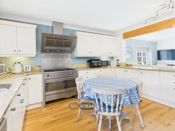 4 bed Detached to rent Image 4