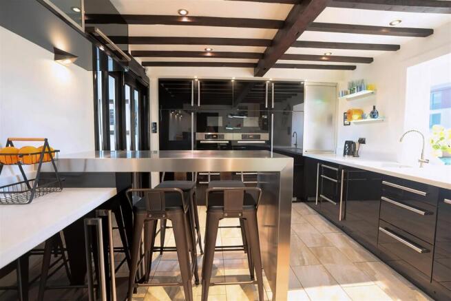 5 bed Detached for sale Image 9