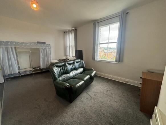 Studio to rent Image 2