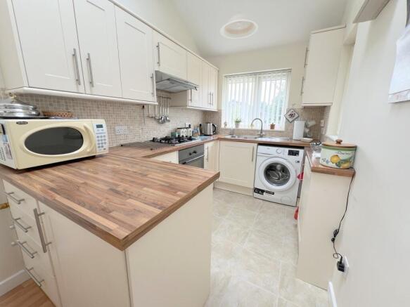 Inglewood Drive, New Milton, Hampshire. BH25 6TT photo 4