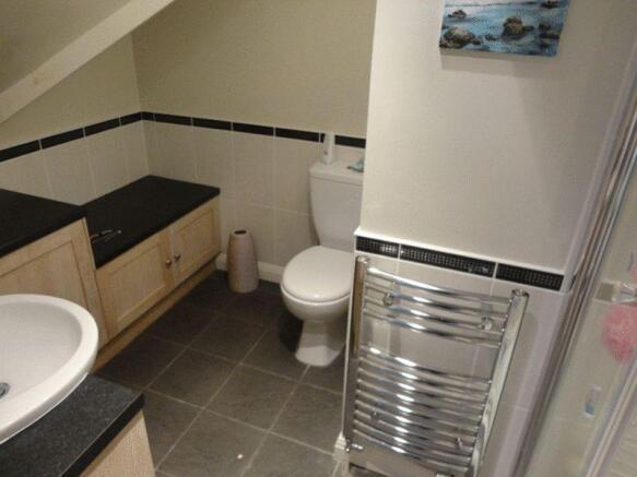 EN-SUITE SHOWER ROOM