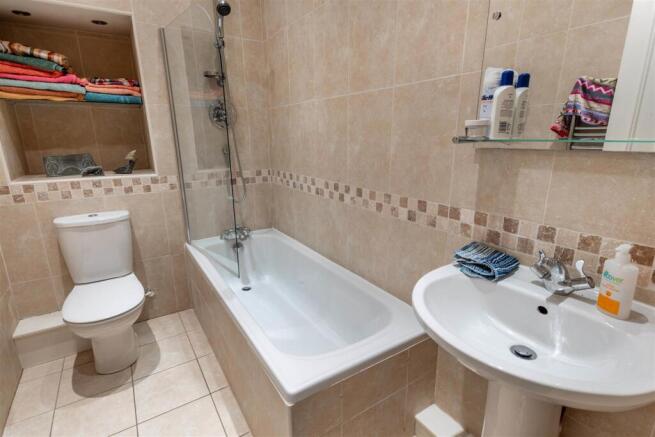 3 bed Apartment to rent Image 8