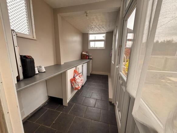 2 bed End of Terrace to rent Image 5