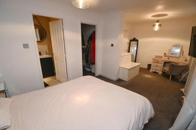 4 bed Semi-Detached for sale Image 11