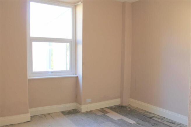 L-SHAPED BEDROOM 2