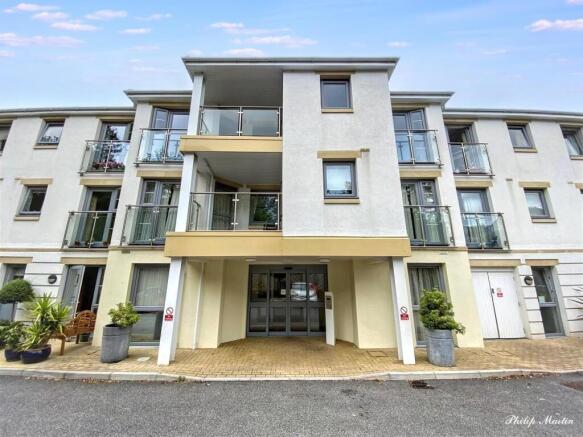 Lys Lander Front (1).jpg