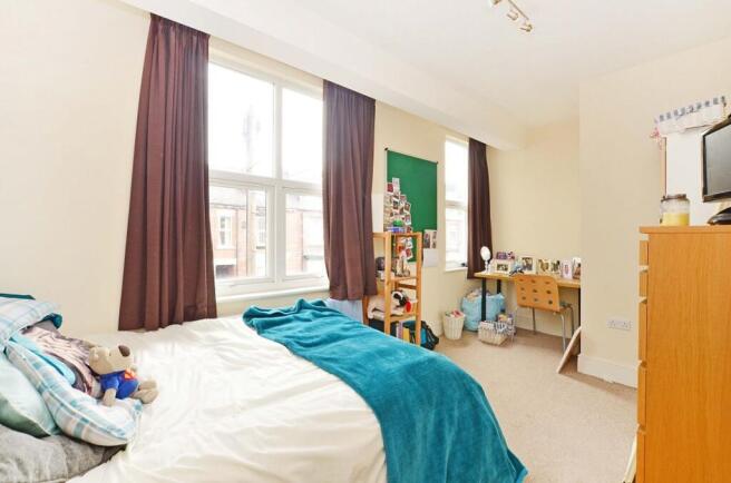 4 bed Terraced to rent Image 5