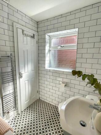 A bright and modern bathroom featuring stylish ...