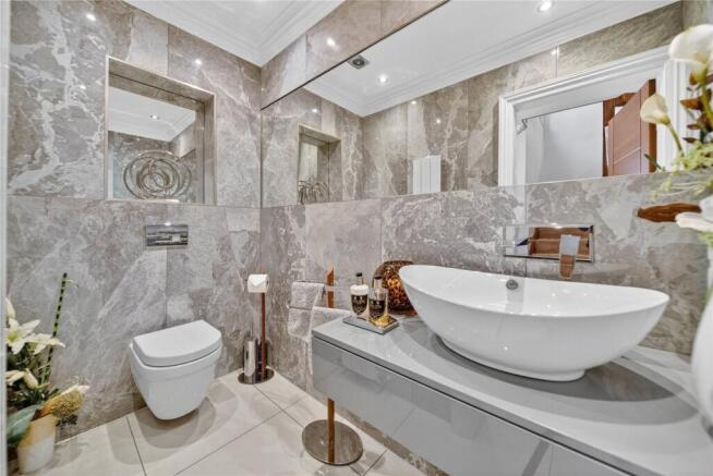 5 bed Detached for sale Image 10