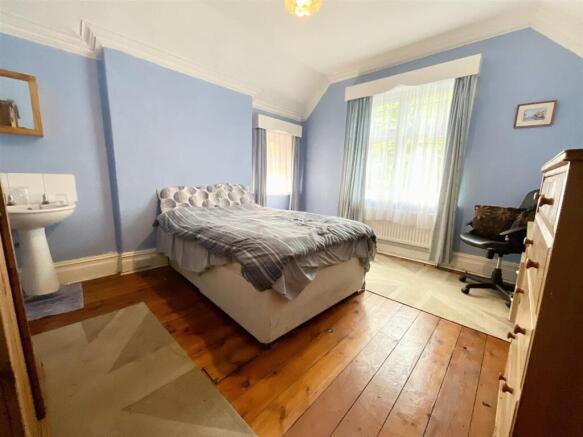 5 bed House for sale Image 6