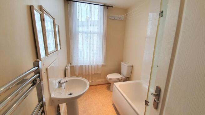 2 bed Flat to rent Image 4