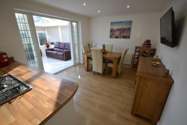LARGE FAMILY KITCHEN DINING ROOM