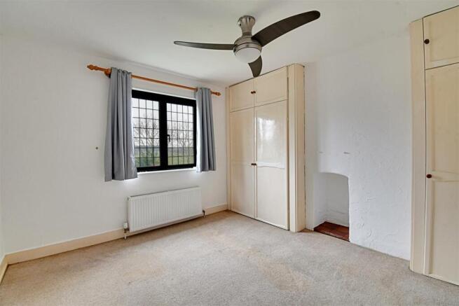 Bedroom 1_1.jpg