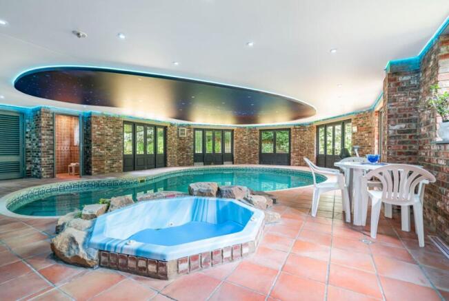 5 bed Detached for sale Image 11