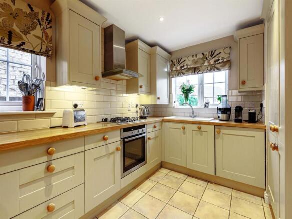 Kitchen-breakfast room (2).jpg