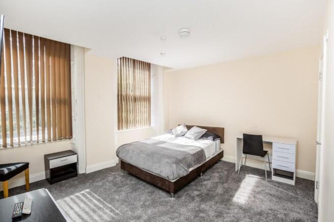8 bed Flat to rent Image 4