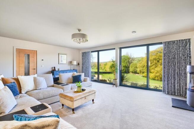 5 bed Detached for sale Image 11