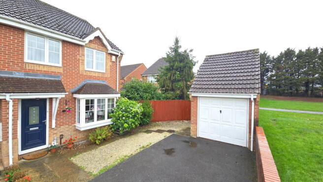 3-bed semi-detached on The Halters, Newbury, RG14 7XF, £425,000