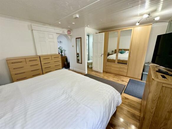 bedroom with ensuite wc.JPEG