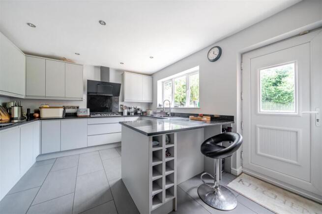 4 bed Detached for sale Image 4