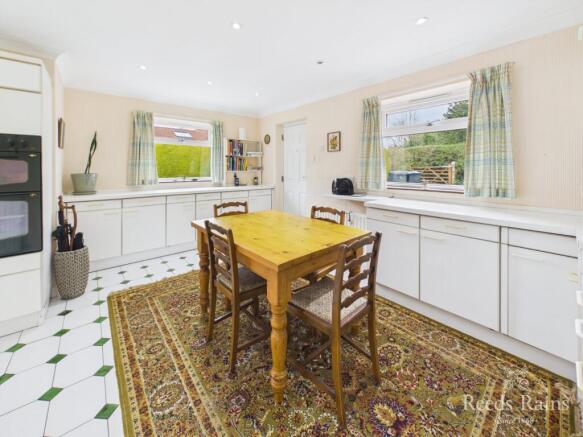 4 bed Bungalow for sale Image 8