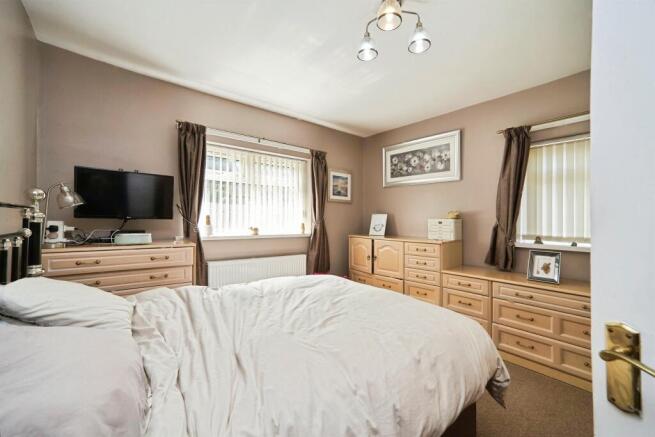 4 bed Detached Bungalow for sale Image 8