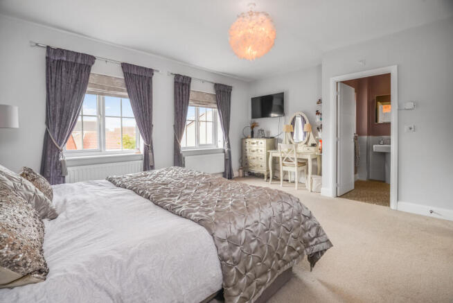 5 bed Detached for sale Image 11