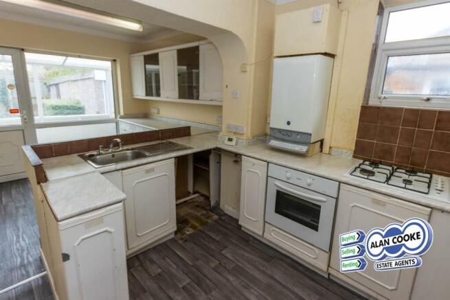 OPEN PLAN KITCHEN / DINING ROOM