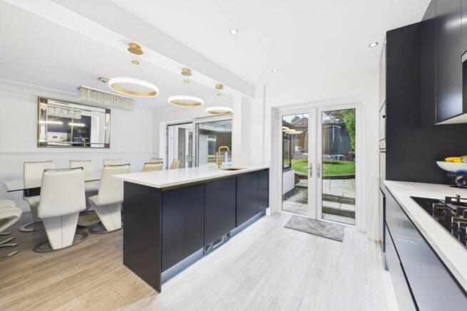 5 bed Detached for sale Image 6