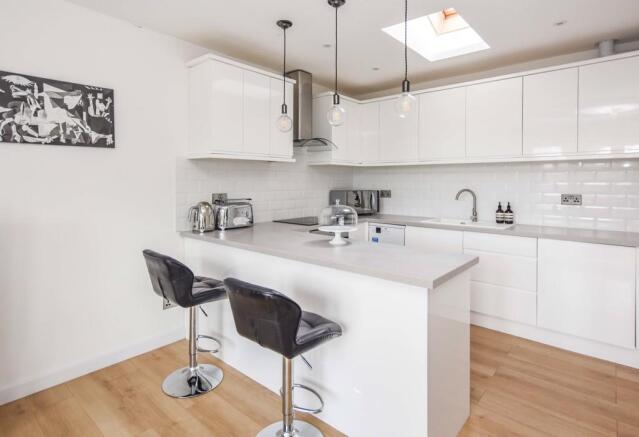 Fully Fitted Kitchen