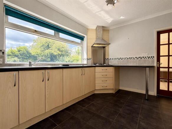 4 bed Detached to rent Image 2