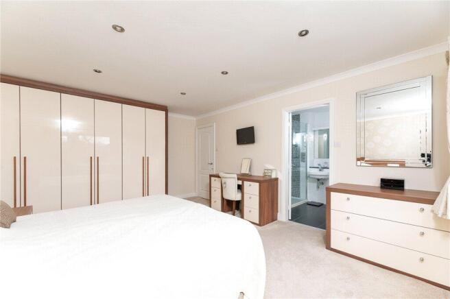 4 bed Detached for sale Image 8