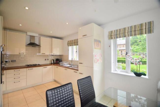 Fitted Kitchen/breakfast room: