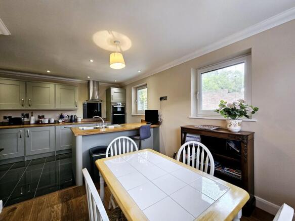 2 bed Flat for sale Image 11