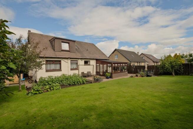 70 Belstane Rd, Carluke ML8 4BG-14.jpg