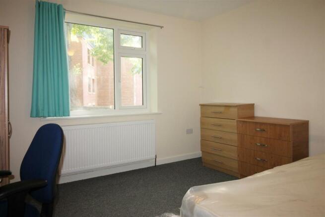 4 bed House to rent Image 11