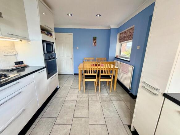4 bed Semi-Detached for sale Image 9