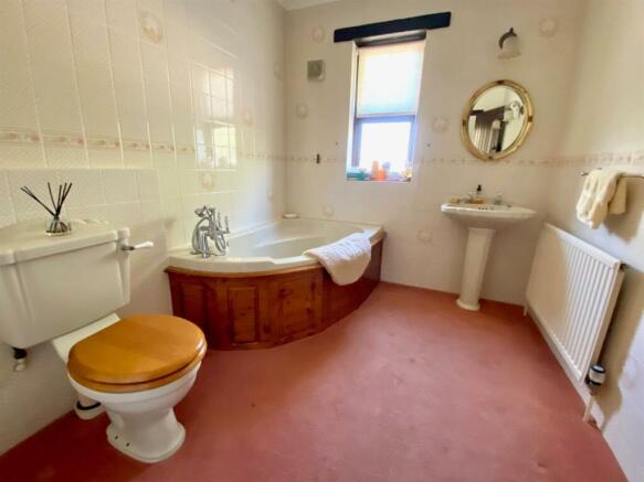 MAIN BATHROOM.jpg