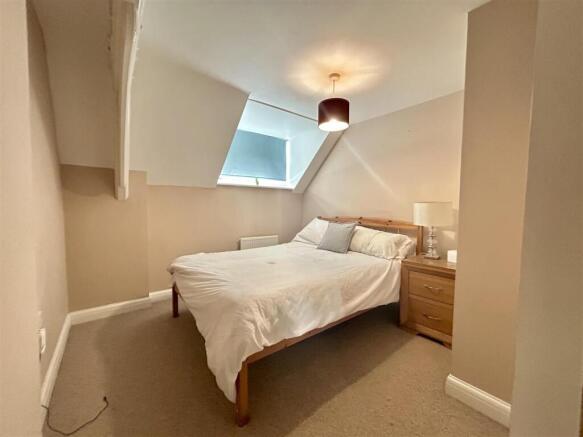 3 bed Terraced to rent Image 8