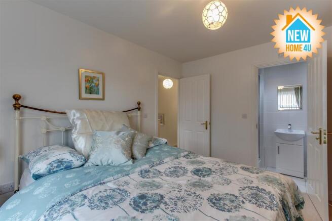 MAIN BEDROOM:
