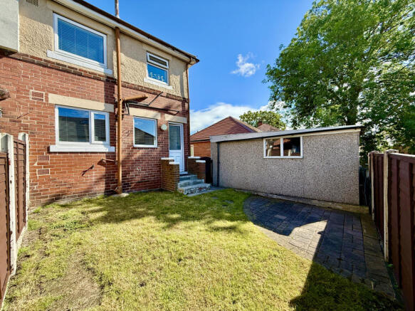2 bed Semi-Detached to rent Image 9