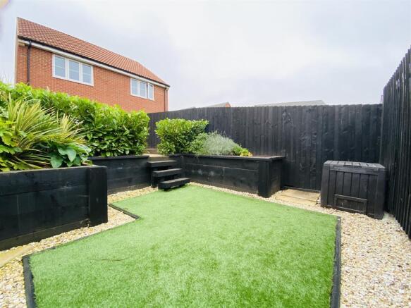 2 bed Semi-Detached to rent Image 6
