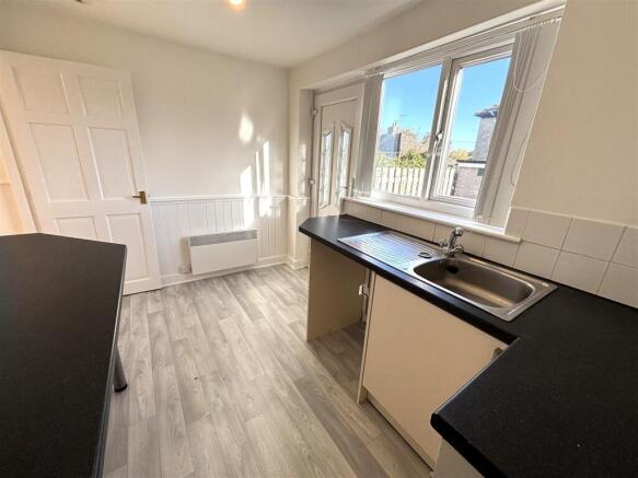 2 bed Semi-Detached to rent Image 5